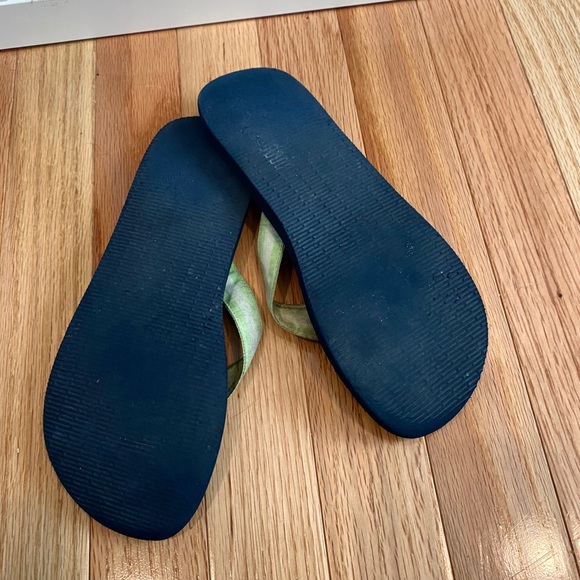 Vineyard vines Womens navy classic flip flops Sz 6 - Picture 2 of 2